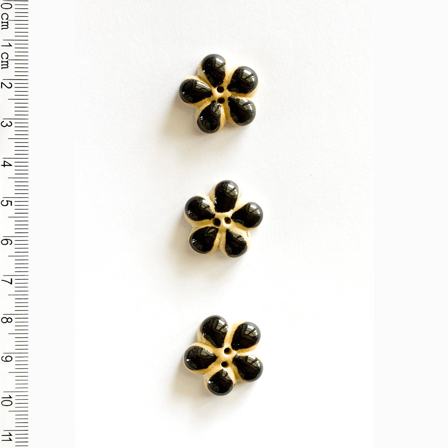 L594 Black Flower Buttons