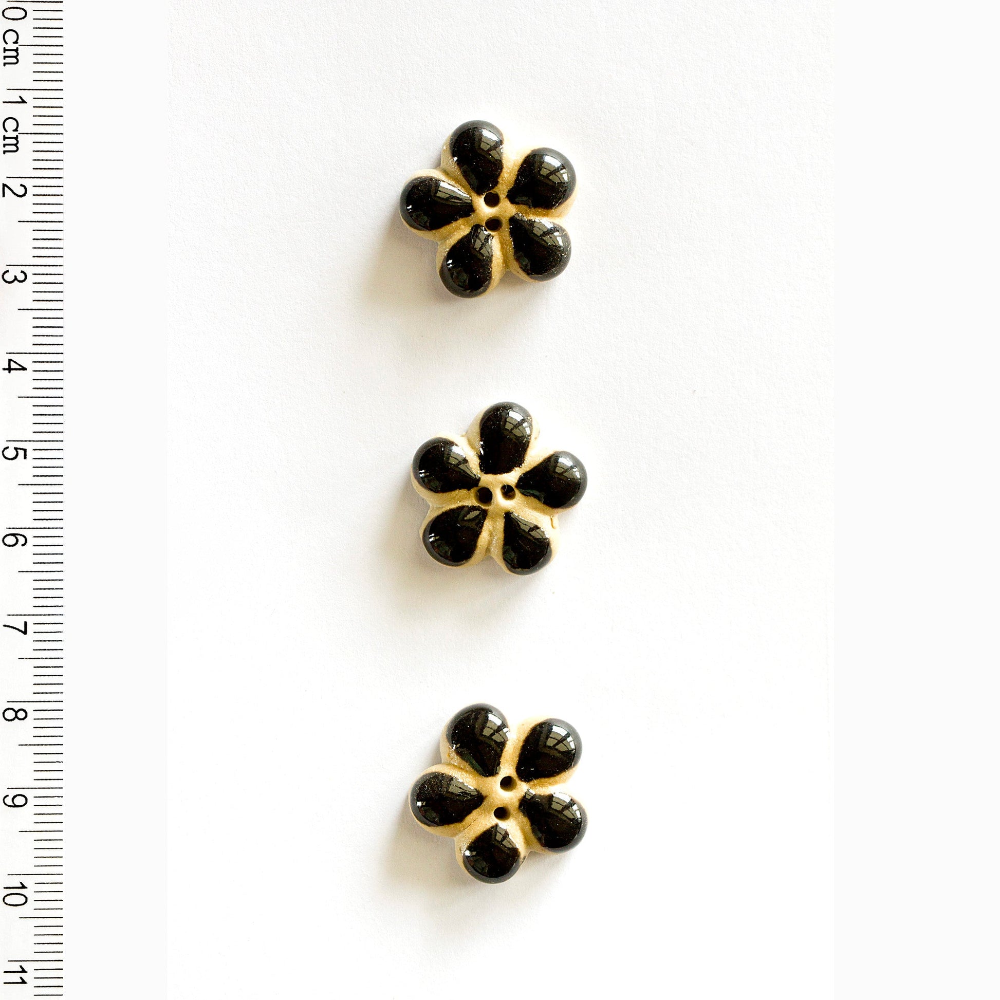 L594 Black Flower Buttons