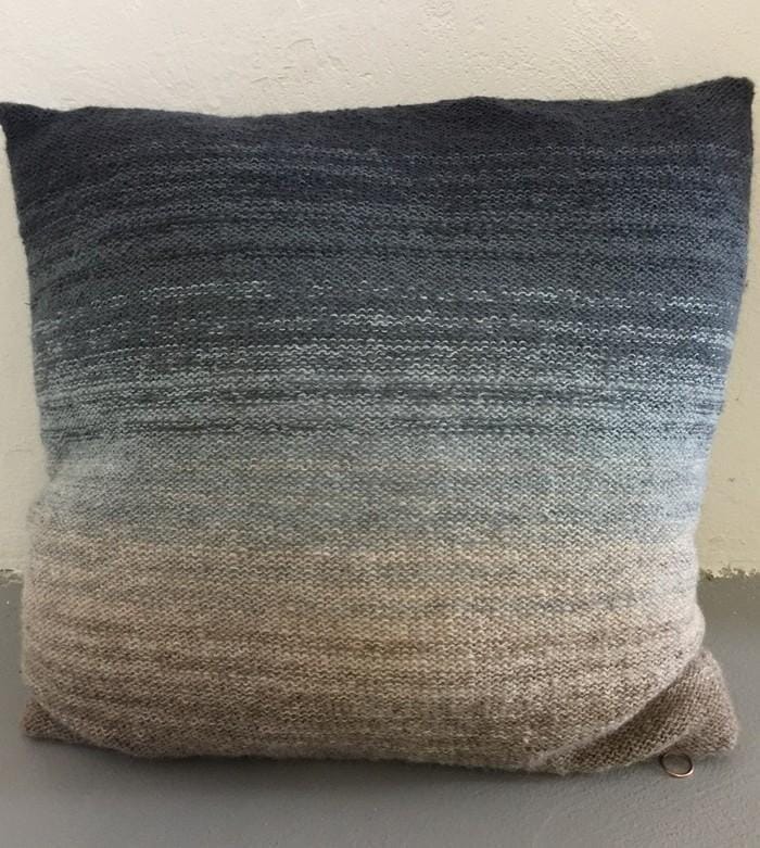 Dip Dye pillow by Önling, knitting pattern